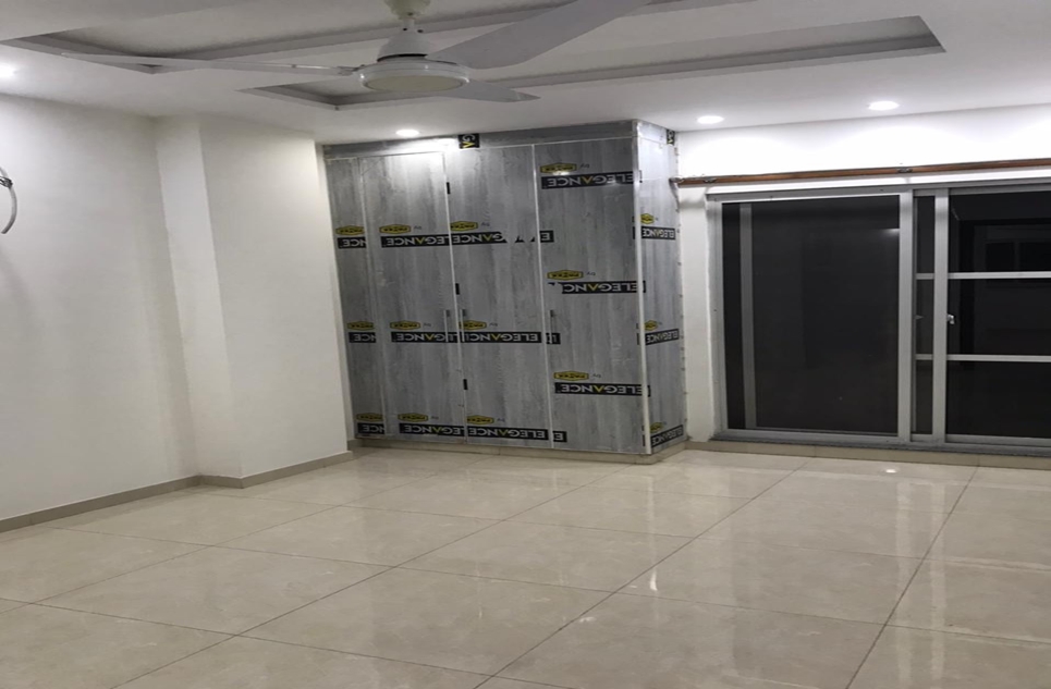 3 beds  apartment for rent in Lawrence Road Lahore