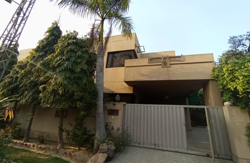 10 marla house for sale in Phase 4 DHA Lahore