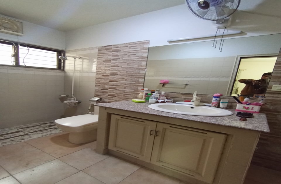10 marla house for sale in Phase 4 DHA Lahore
