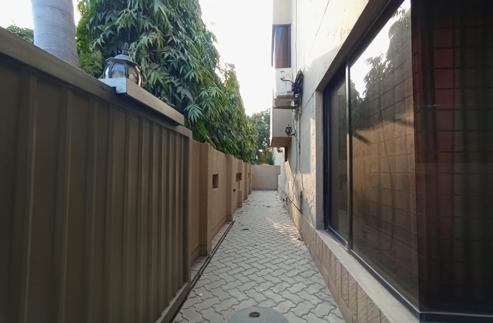 10 marla house for sale in Phase 4 DHA Lahore