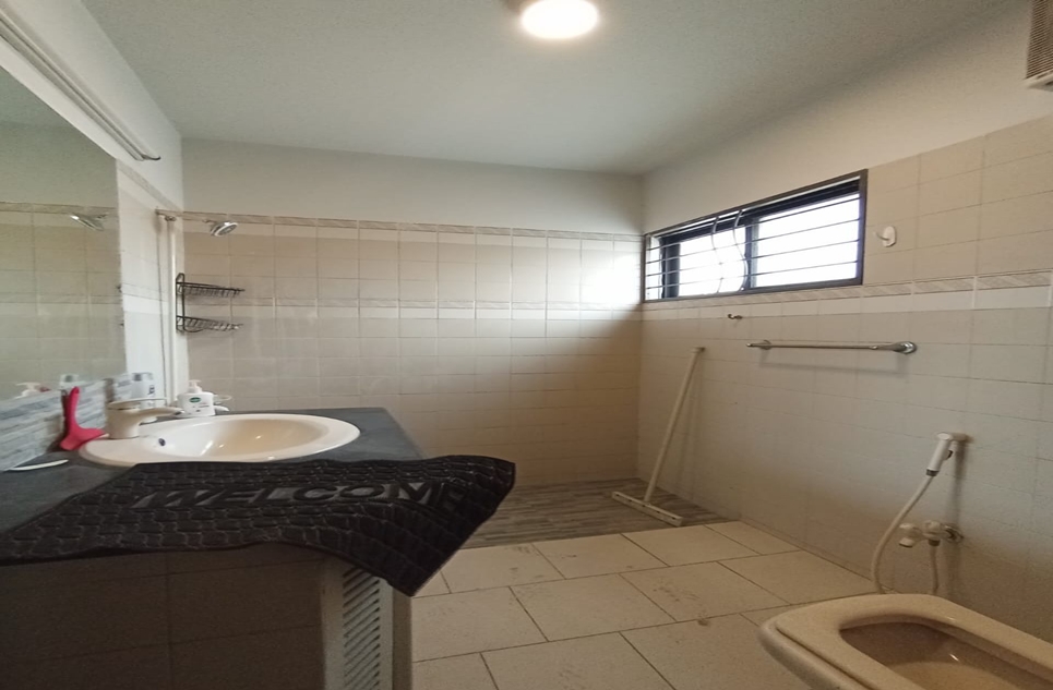 10 marla house for sale in Phase 4 DHA Lahore