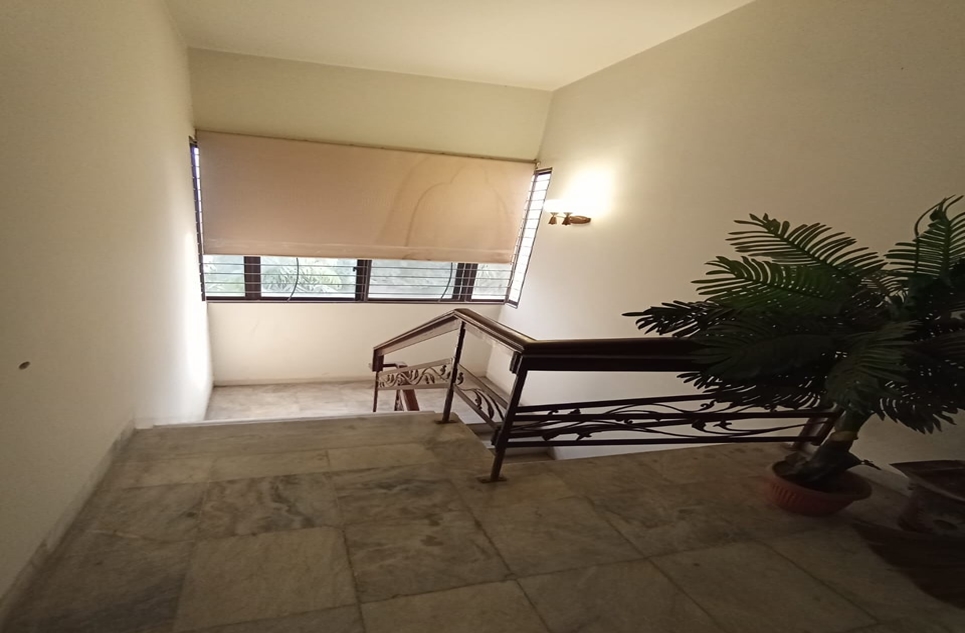 10 marla house for sale in Phase 4 DHA Lahore