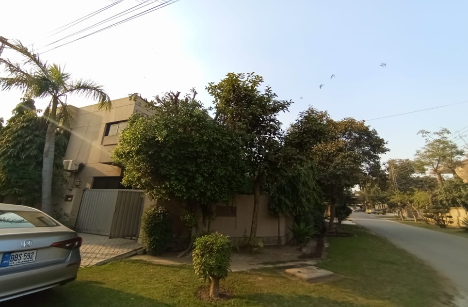 10 marla house for sale in Phase 4 DHA Lahore