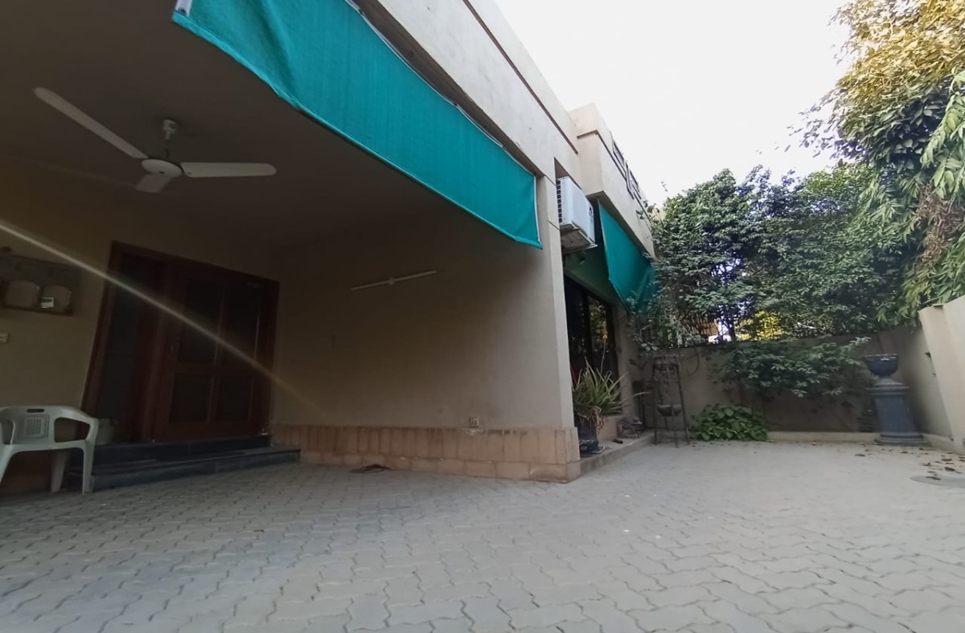 10 marla house for sale in Phase 4 DHA Lahore