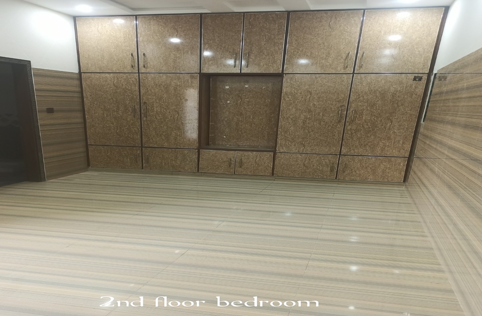 8 marla house for sale in Eden Boulevard Lahore