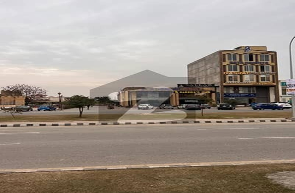 8 marla plot for sale in Lake City Lahore