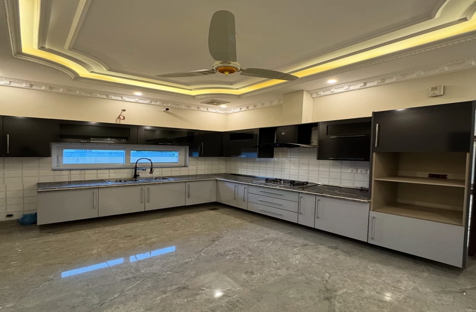 1 Kanal House for Sale in Block R, Phase 7, DHA Lahore